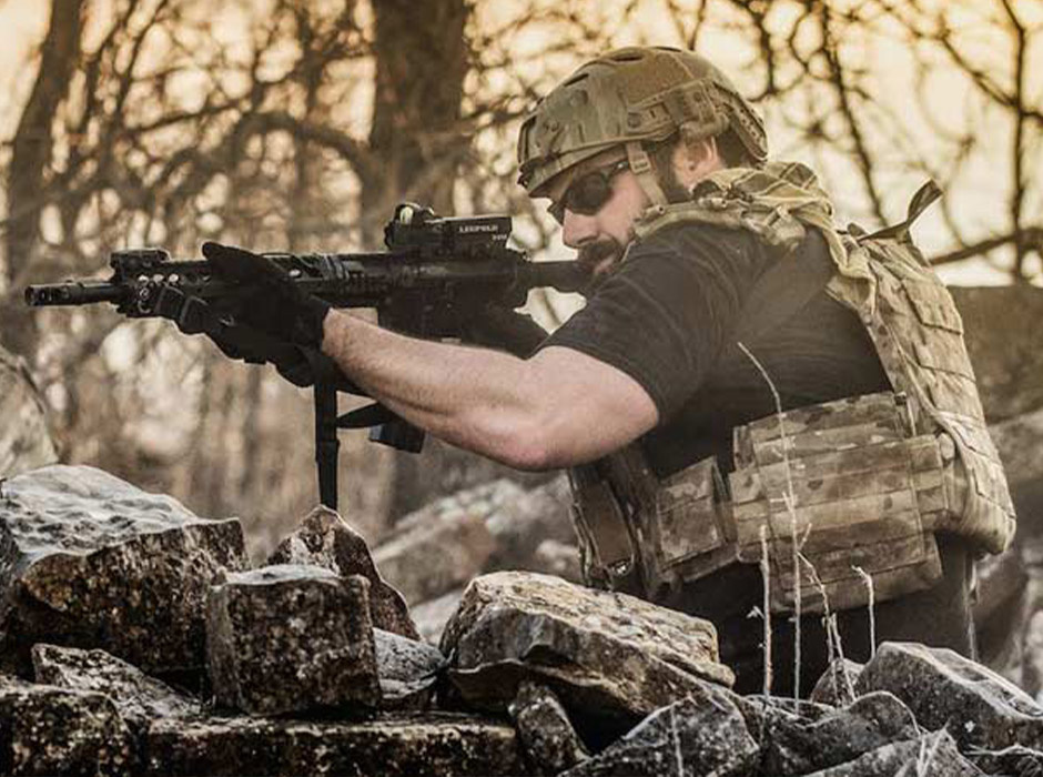 Hombre utilizando accesorios militares